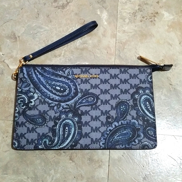 Michael kors wristlet. - Picture 1 of 8
